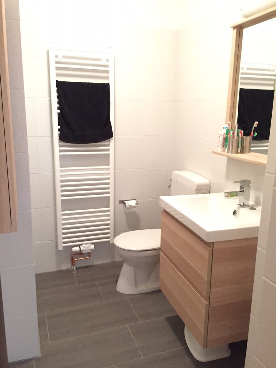 Bad mit Dusche und beleuchtetem Spiegelschrank