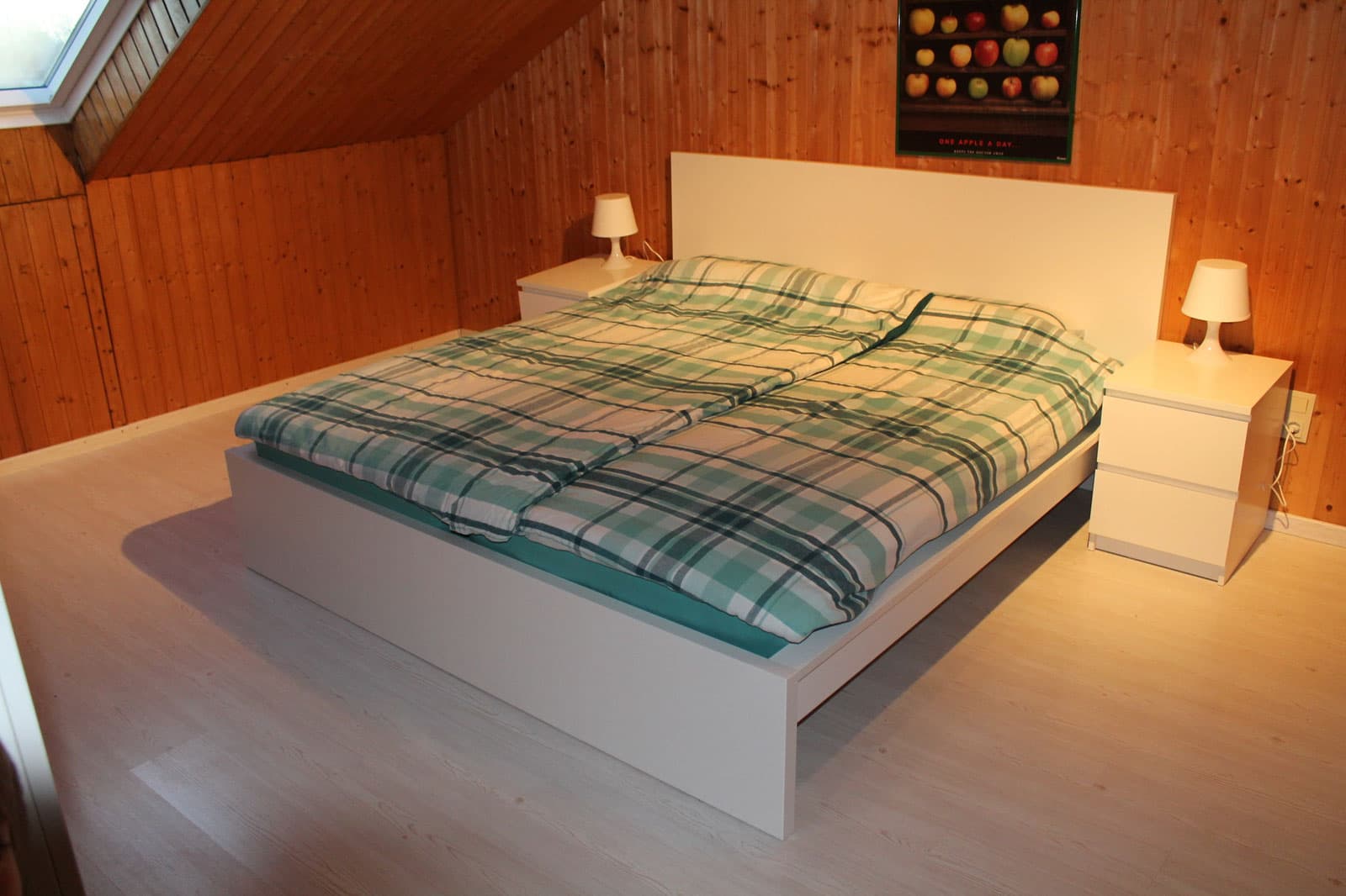 Großes Schlafzimmer mit Doppelbett