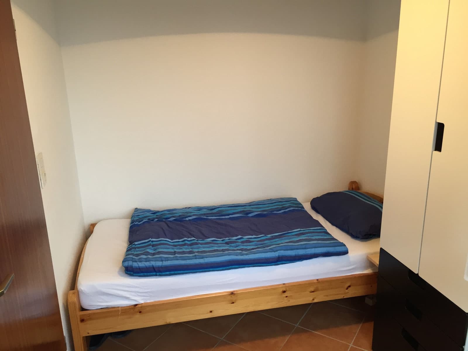 Kleines Schlafzimmer mit zwei Betten